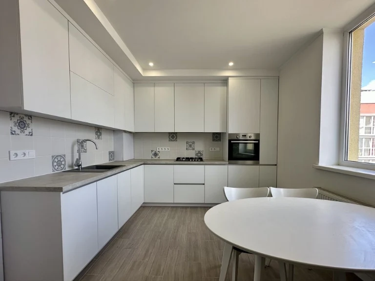 Велика 2-кімнатна квартира 71 м² з дизайнерським ремонтом