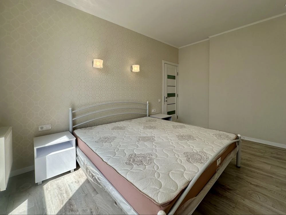 Велика 2-кімнатна квартира 71 м² з дизайнерським ремонтом