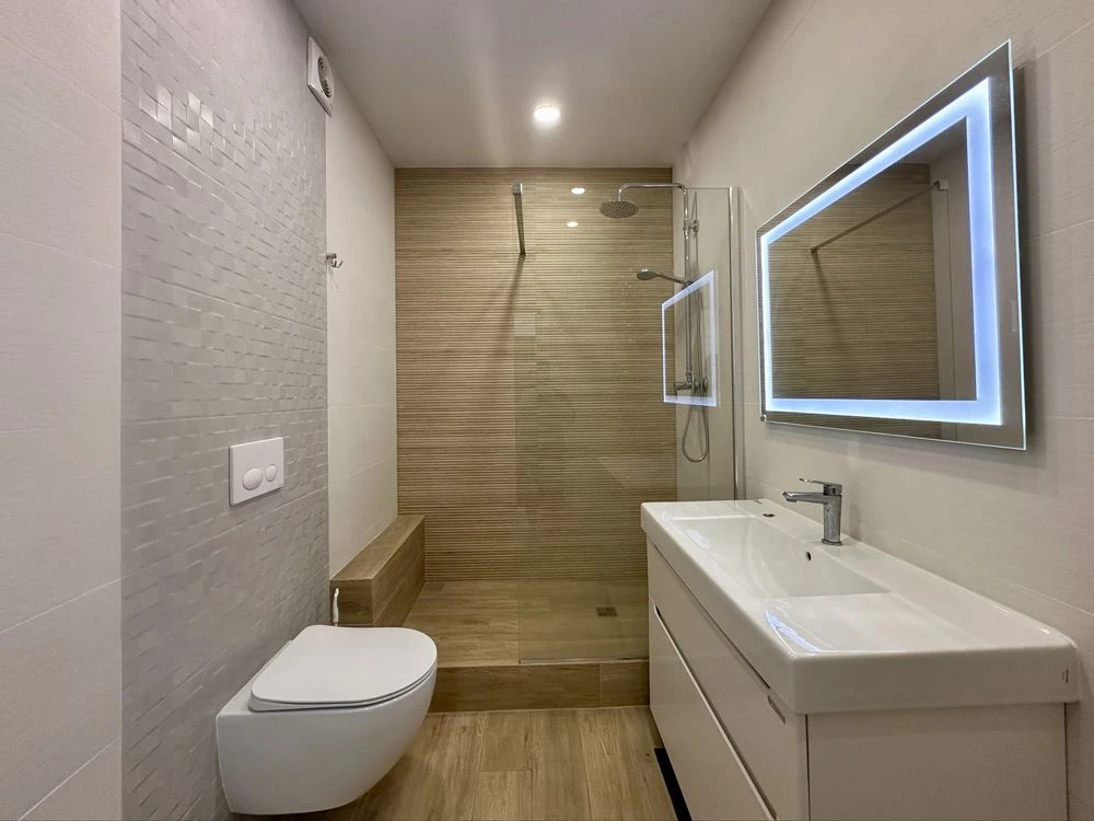 Велика 2-кімнатна квартира 71 м² з дизайнерським ремонтом