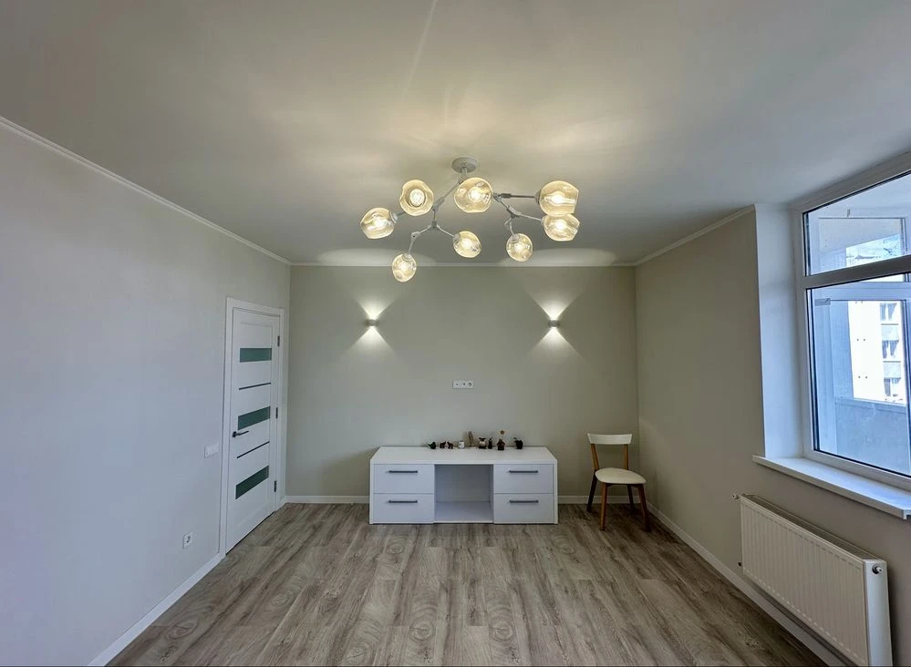 Велика 2-кімнатна квартира 71 м² з дизайнерським ремонтом