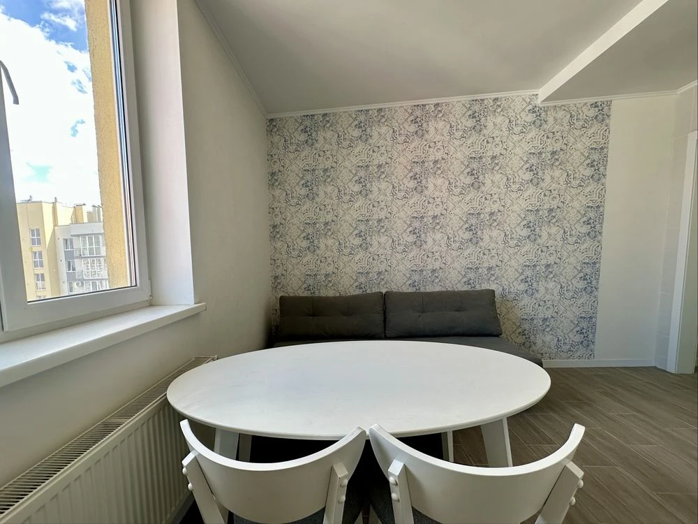 Велика 2-кімнатна квартира 71 м² з дизайнерським ремонтом
