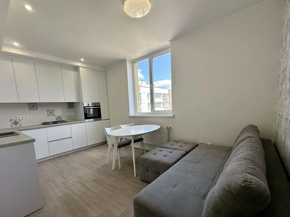 Велика 2-кімнатна квартира 71 м² з дизайнерським ремонтом