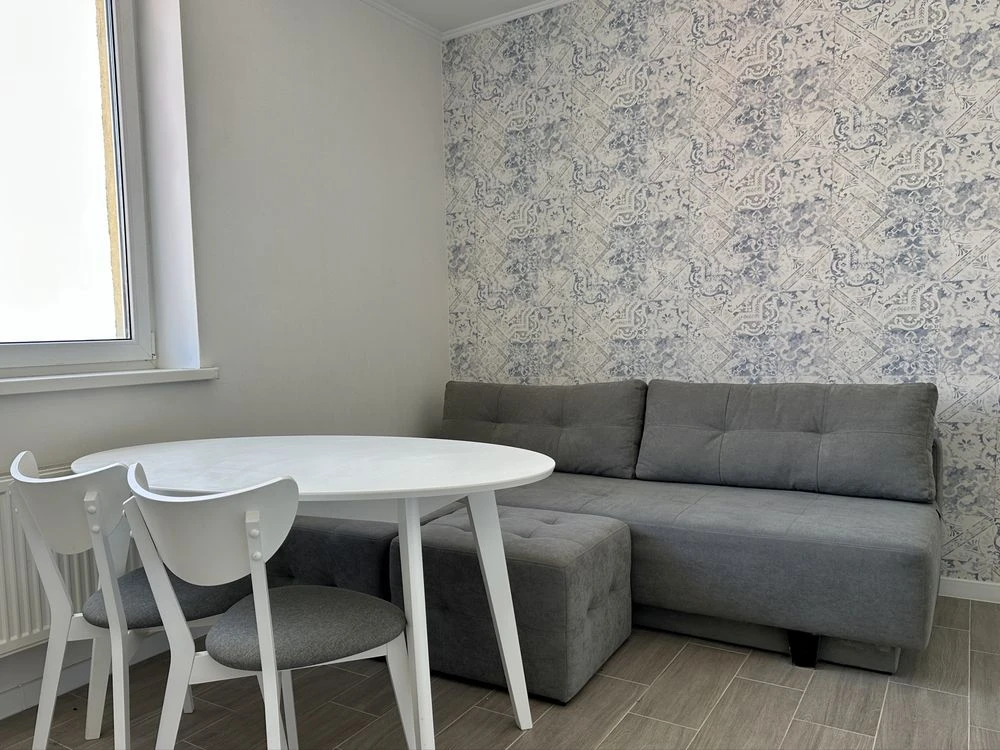 Велика 2-кімнатна квартира 71 м² з дизайнерським ремонтом