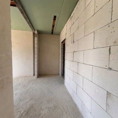 Three-bedroom apartment in a finished house Neighbors live here