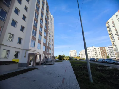 Простора квартира з заселеним балконом. Зданий будинок, всі