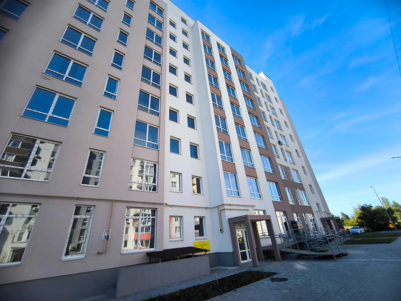 Велика квартира 41м з заселеним балконом. Зданий будинок, вс