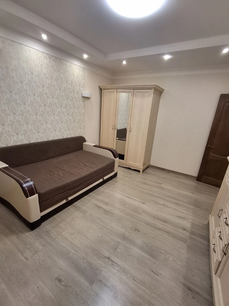 One-bedroom apartment renovated with independent gas heating