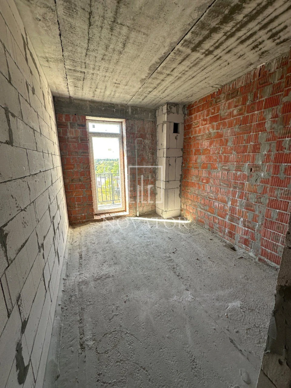 Urgent: 1 Bedroom Apartment with Gas Heating and Balcony