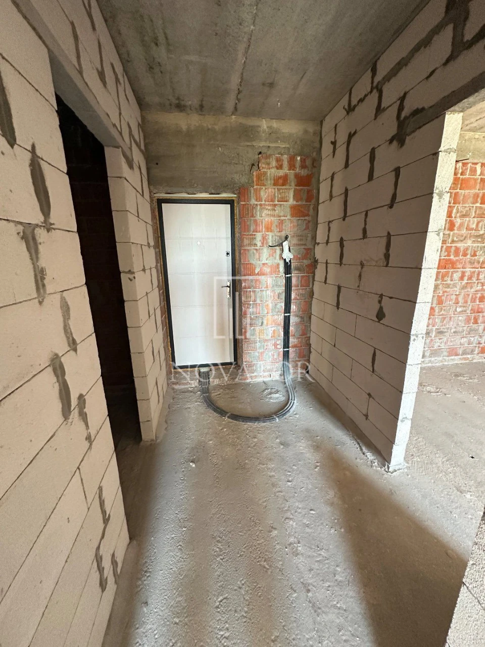 Urgent: 1 Bedroom Apartment with Gas Heating and Balcony