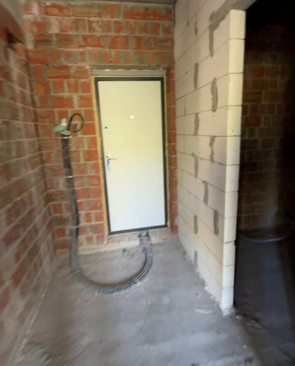 For Sale: 1-Bedroom Apartment, Unrenovated! Individual Gas