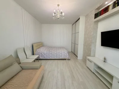 Однокімнатна квартира з ремонтом, технікою та видом на сосни