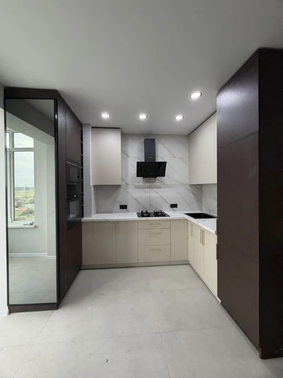 61 м² в центрі Гостомеля, 2-кімнатна квартира, газ, новий ремонт