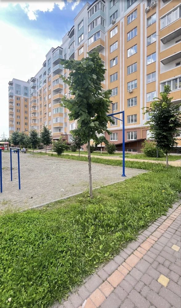 Продається квартира з балконом і газовим опаленням, недалеко від улицы