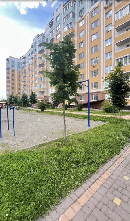 Продається квартира з балконом і газовим опаленням, недалеко від улицы