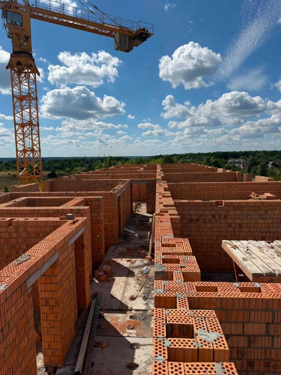 Продається 2-кімнатна квартира з двома балконами, двома санвузлами та просторою