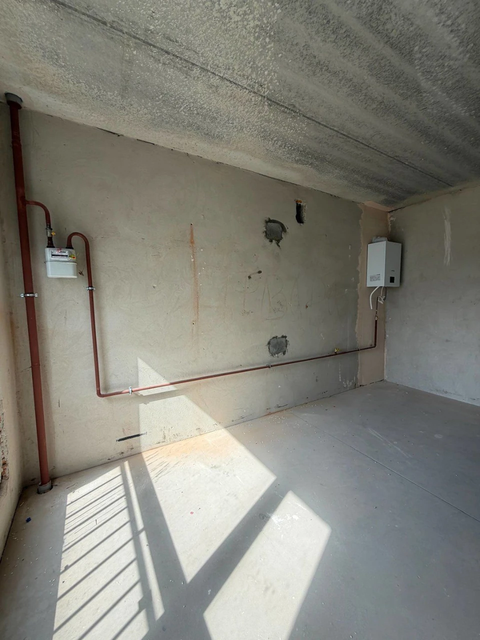 Sale of a 1-bedroom apartment. Plaster and screed are done. Gas boiler.
