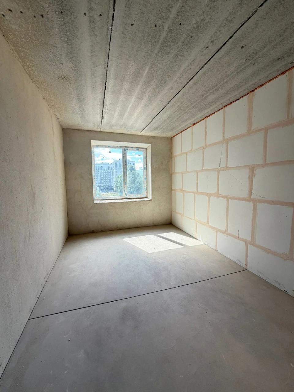 Sale of a 1-bedroom apartment. Plaster and screed are done. Gas boiler.