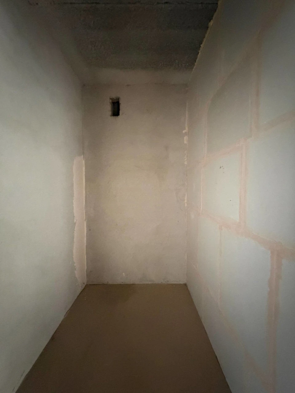 Sale of a 1-bedroom apartment. Plaster and screed are done. Gas boiler.