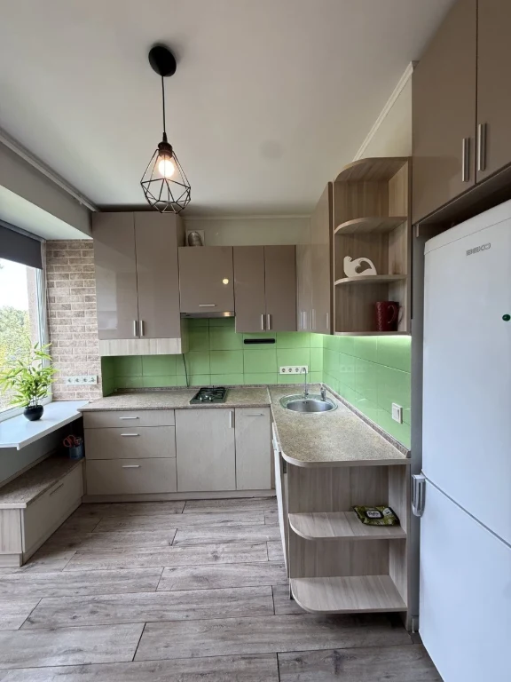 Продаж просторої однокімнатної квартири 40 м² з газовим опаленням. Є 2 лоджії.