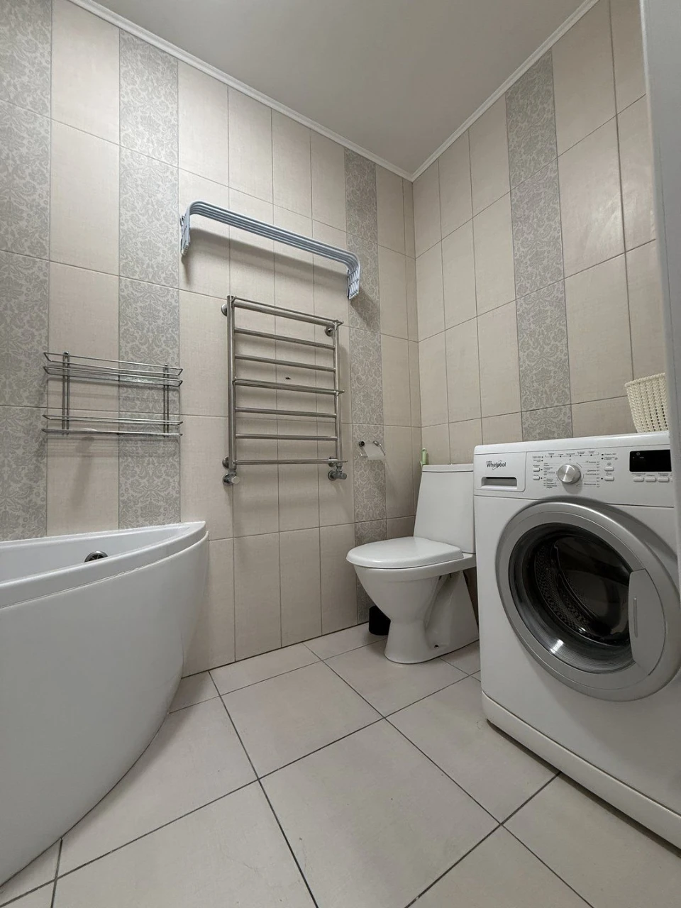 Продаж просторої однокімнатної квартири 40 м² з газовим опаленням. Є 2 лоджії.