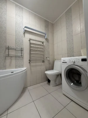 Продаж просторої однокімнатної квартири 40 м² з газовим опаленням. Є 2 лоджії.