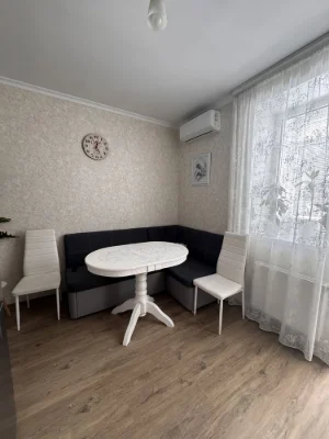 One-bedroom apartment 40 sq m with good renovation, convenient location!