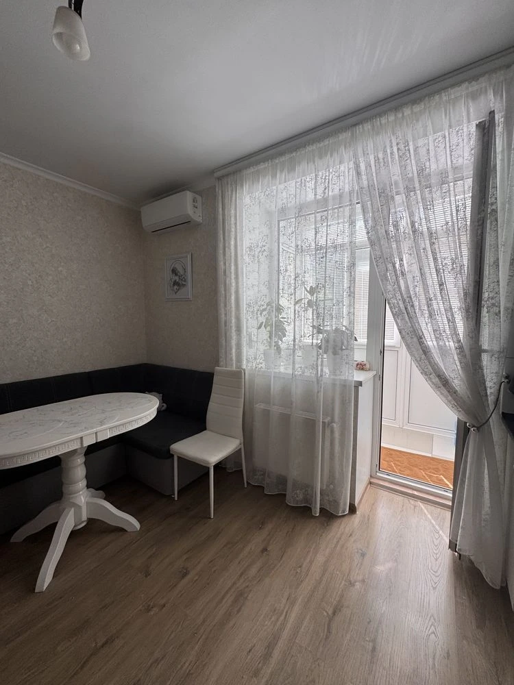 One-bedroom apartment 40 sq m with good renovation, convenient location!