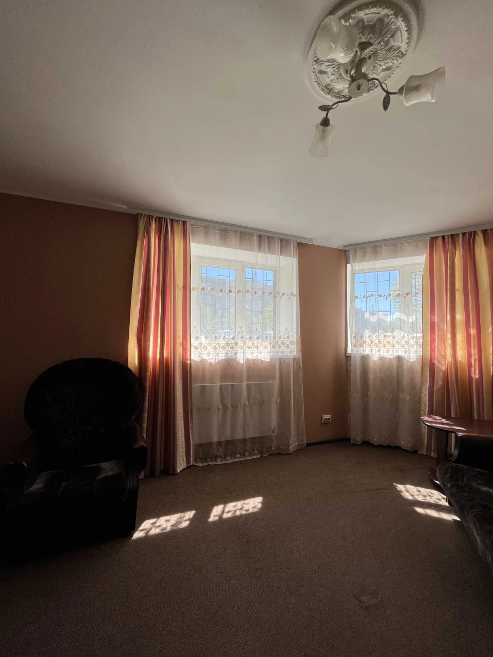 Sale of 2-bedroom apartment with renovation - YES