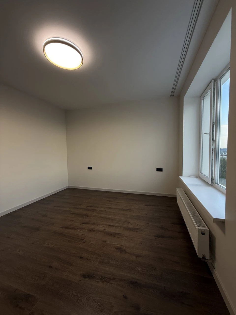 No commission. Large 1-bedroom apartment with new renovation.