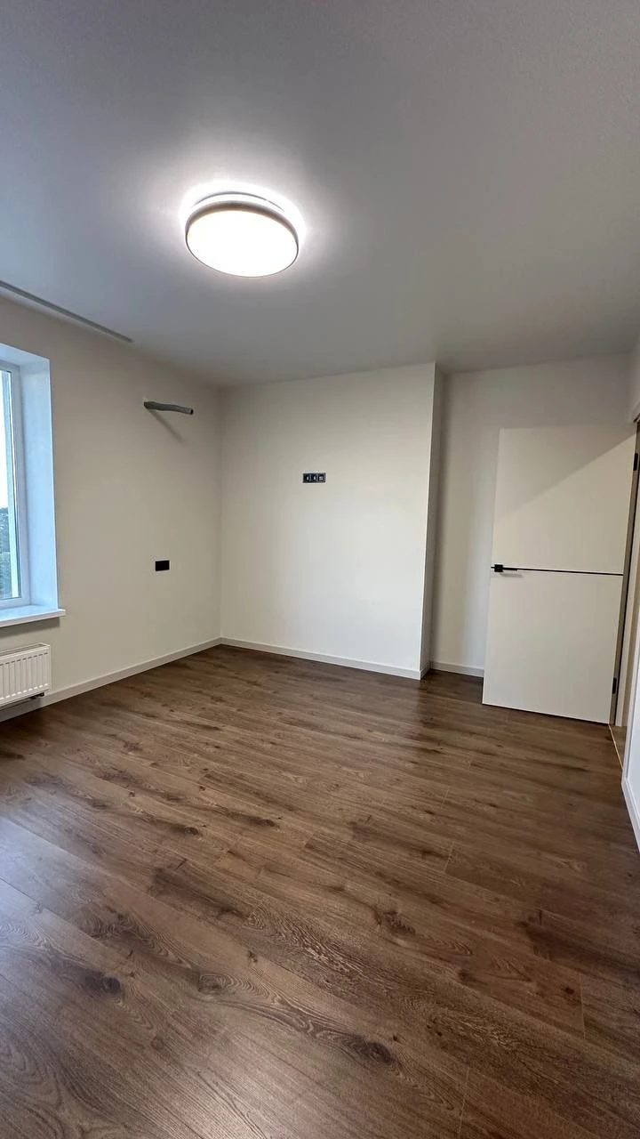 No commission. Large 1-bedroom apartment with new renovation.