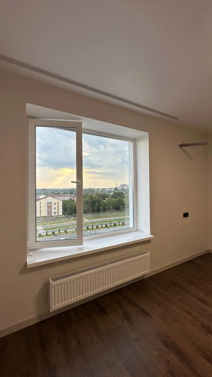 No commission. Large 1-bedroom apartment with new renovation.