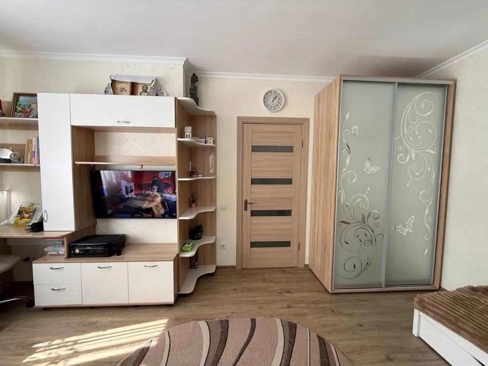 One-bedroom apartment in Bucha with renovation and individual gas heating