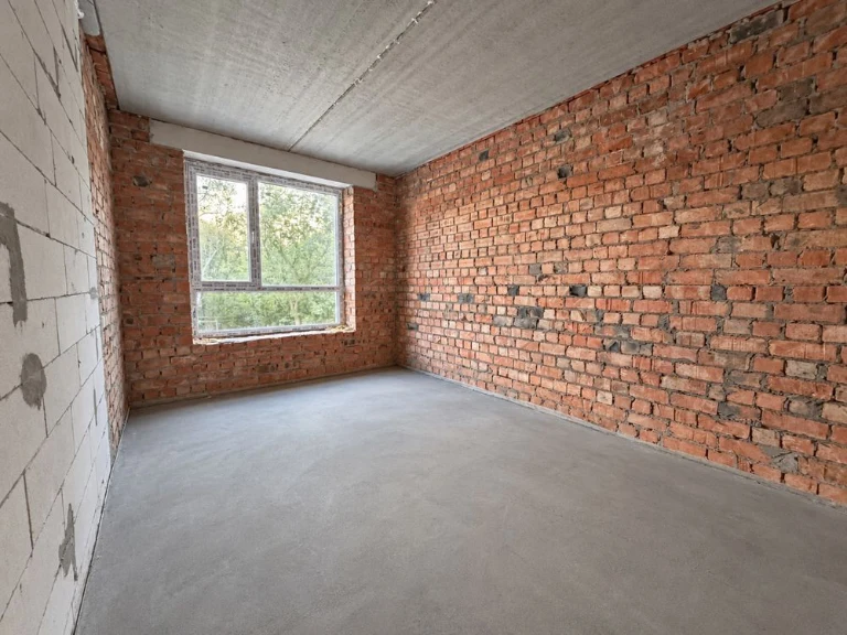 For Sale: Large 1-bedroom apartment near Buchansk Park! Individual