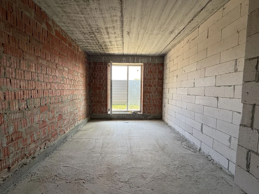 1 room apartment for sale with a private courtyard in a completed building