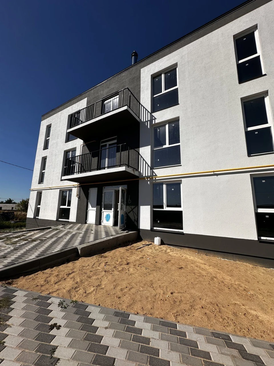 1-bedroom apartment for sale with balcony. Minimum price and processing