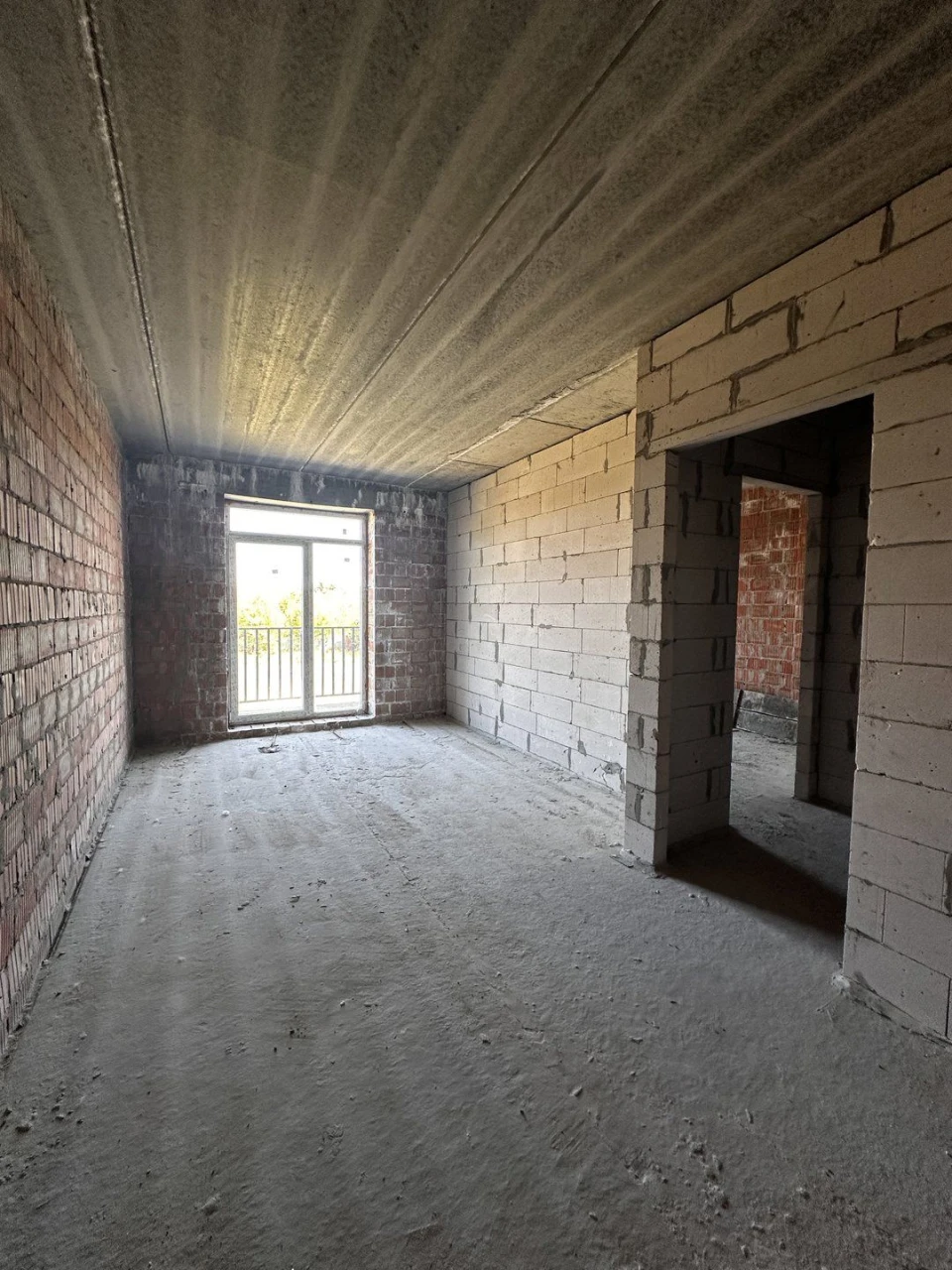1-bedroom apartment for sale with balcony. Minimum price and processing