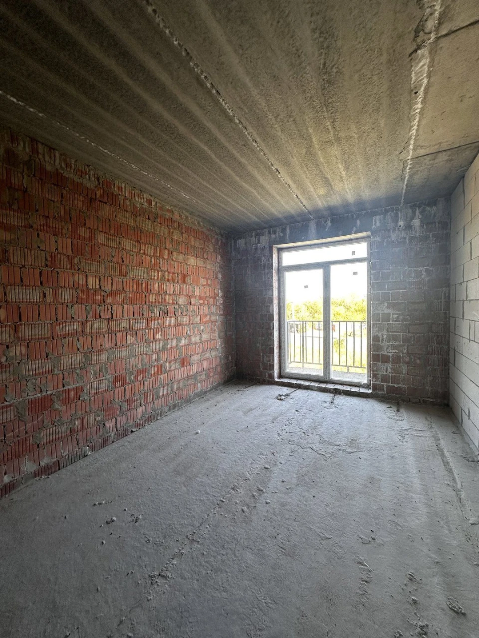 1-bedroom apartment for sale with balcony. Minimum price and processing