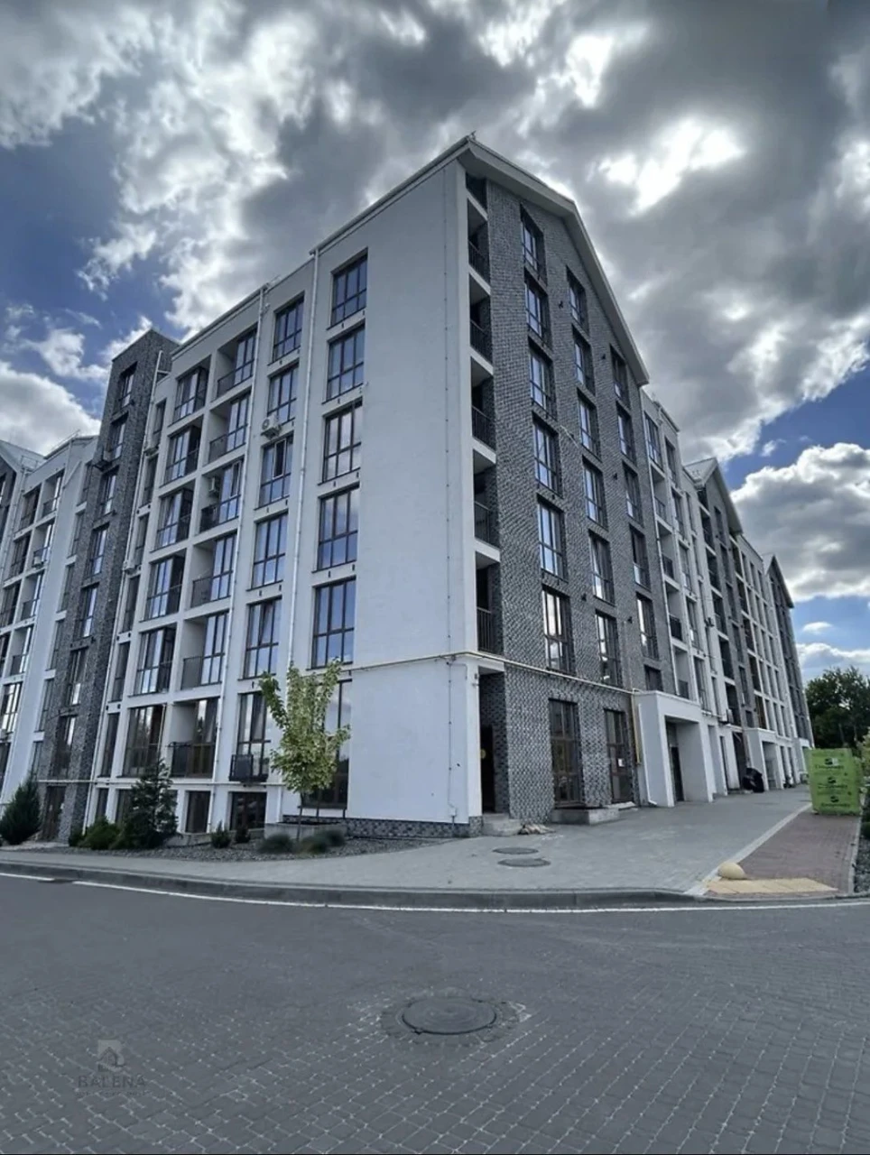 Sale of a large 1-room apartment in a picturesque location near the lake