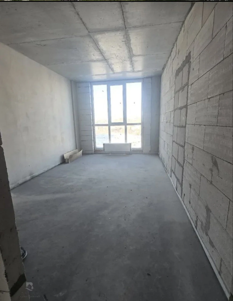 Sale of a large 1-room apartment in a picturesque location near the lake