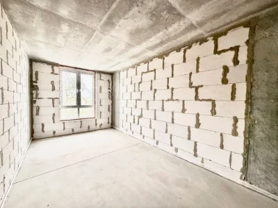 Ready Euro 2 room with documents, top location