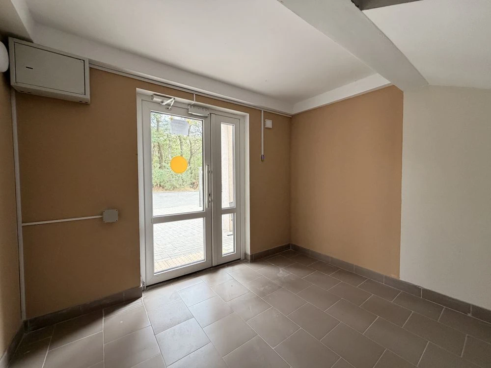 Ready Euro 2 room with documents, top location