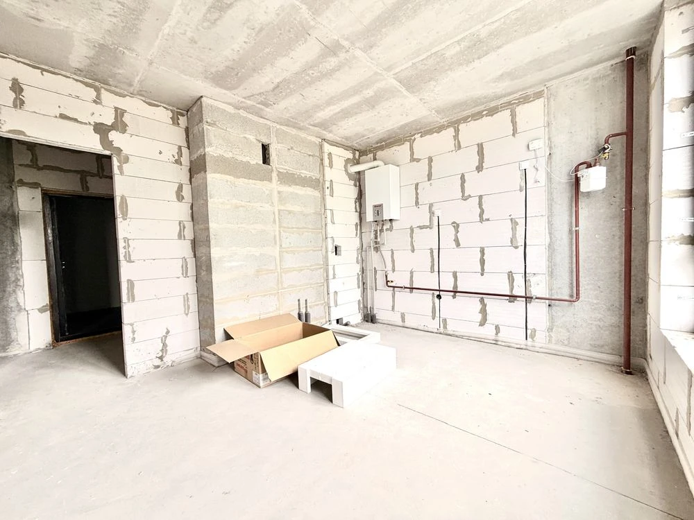 Ready Euro 2 room with documents, top location