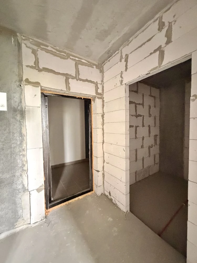 Ready Euro 2 room with documents, top location