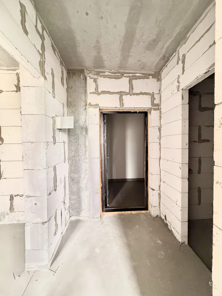 Ready Euro 2 room with documents, top location