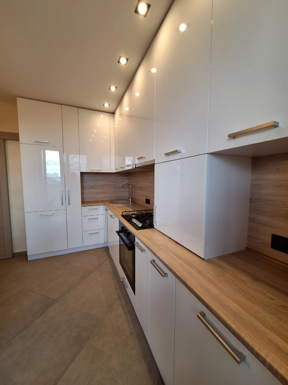 For Sale: 2-bedroom apartment with high-quality renovation! Move in and live!
