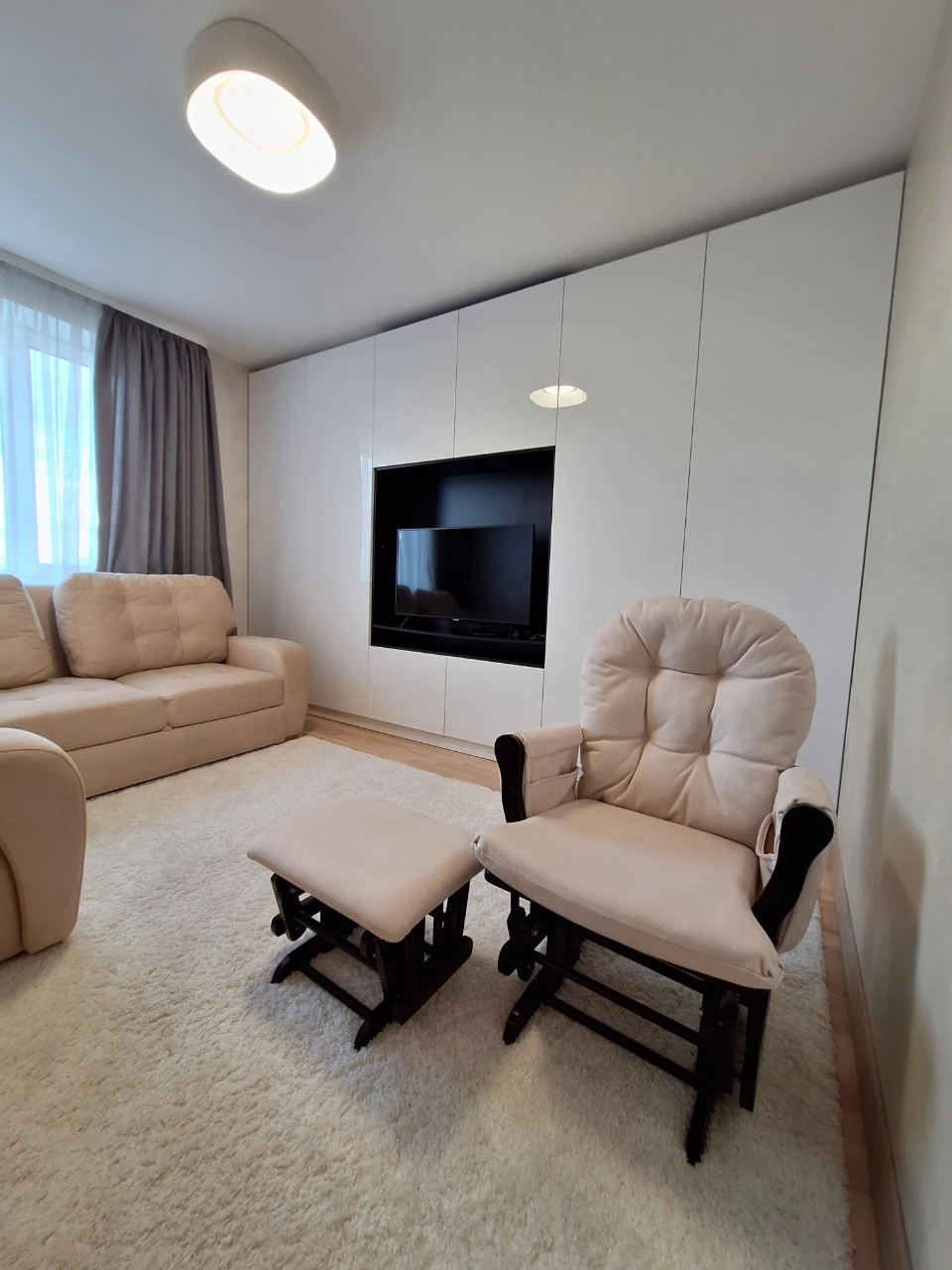 For Sale: 2-bedroom apartment with high-quality renovation! Move in and live!