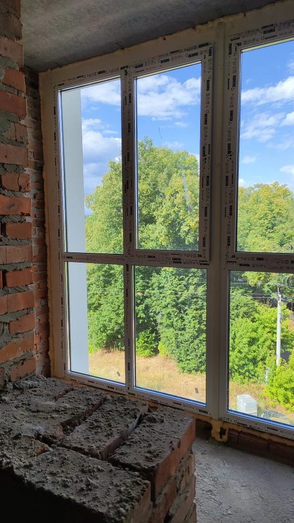 Sale of a spacious 3-bedroom apartment in a brick building with gas