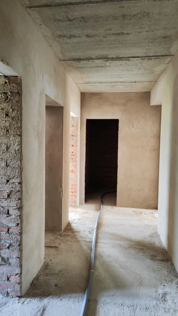 Sale of a spacious 3-bedroom apartment in a brick building with gas