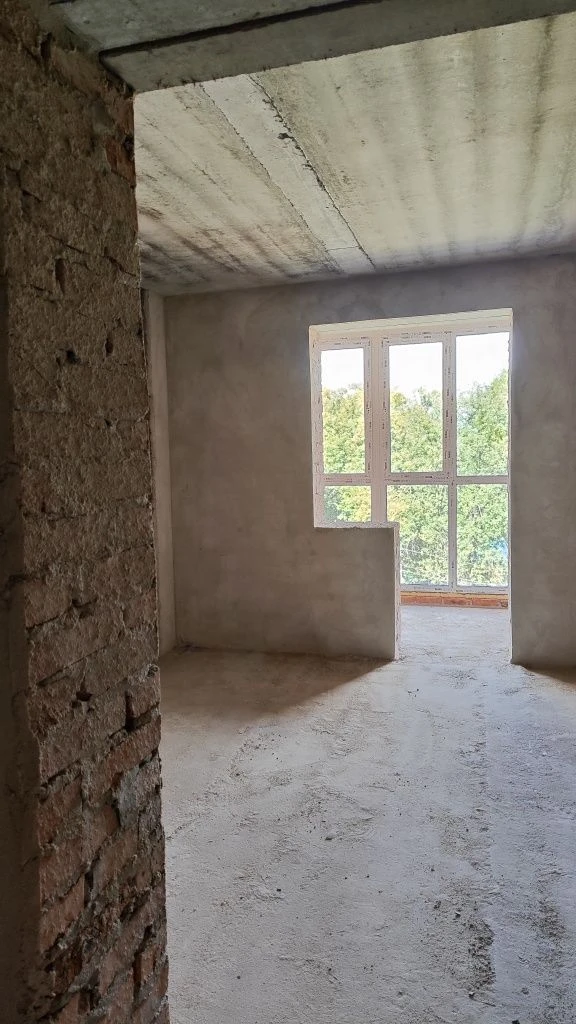 Sale of a spacious 3-bedroom apartment in a brick building with gas