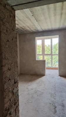 Sale of a spacious 3-bedroom apartment in a brick building with gas